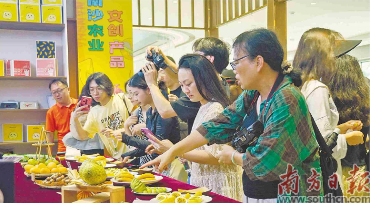 南沙都市农业实验园内，采风团成员品鉴当地特色水果。王敏杰 摄