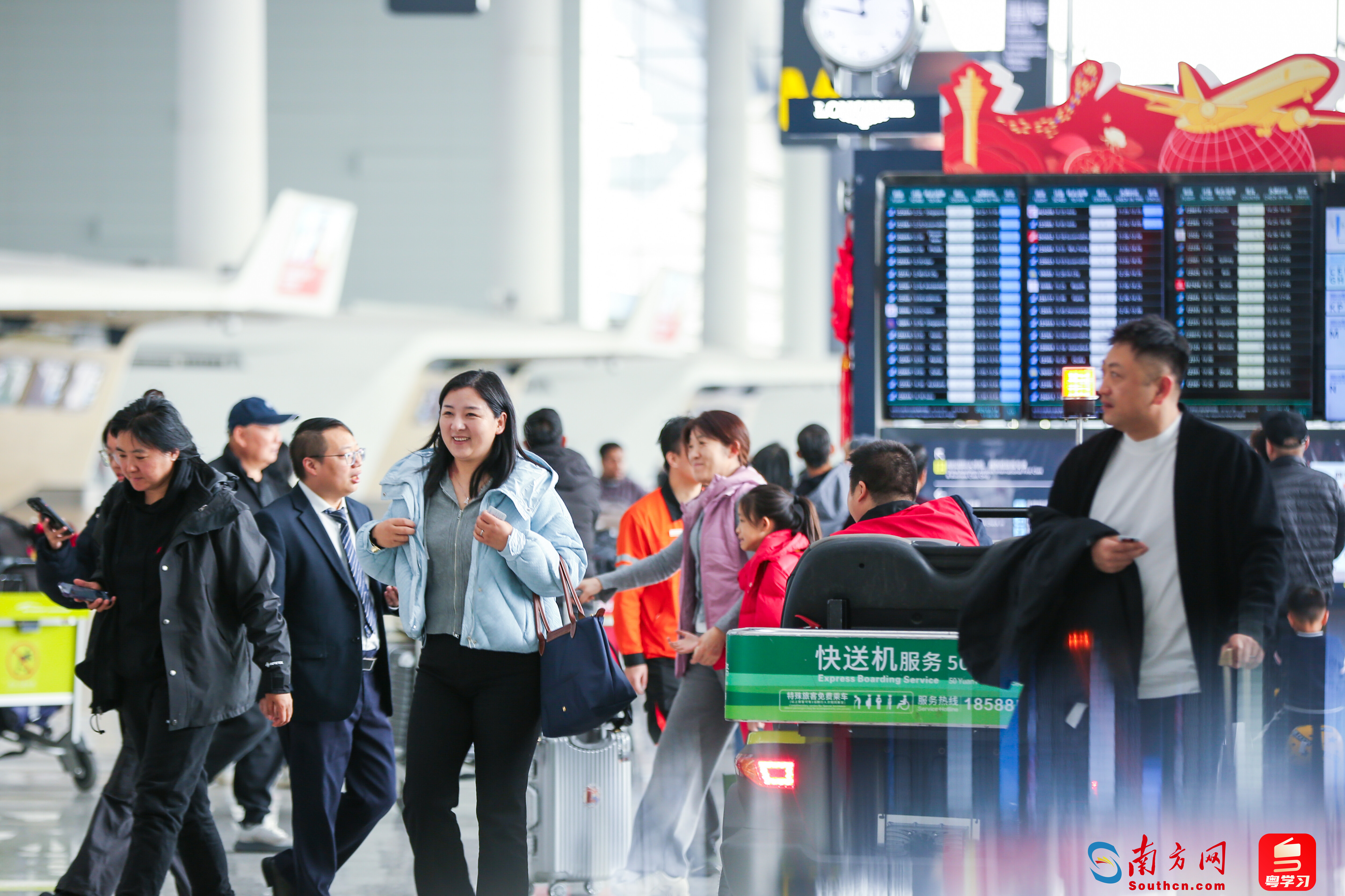 2025年春运今日正式开启，晚到旅客、客归该摆渡车通过激光和视觉即可实现自主导航和精准避障，家路为有需要的年春特殊旅客群体提供一对一专线咨询及爱心服务预约。提升车辆清洁卫生标准，运开</p><p indenttext=