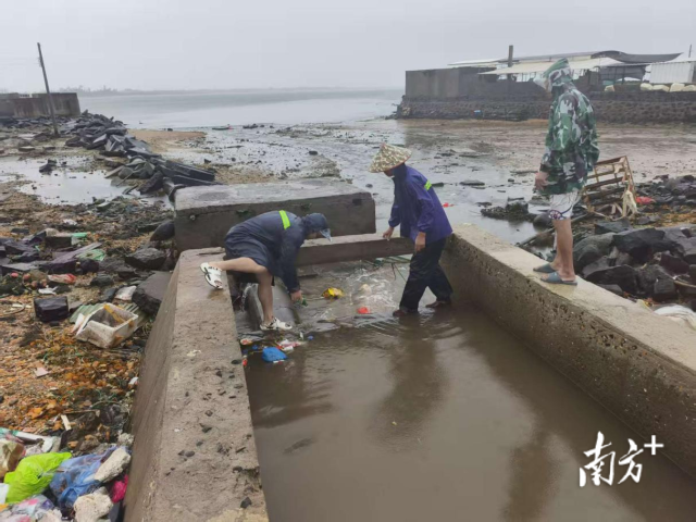 Zhanjiang党和干部成员在假期期间留在他们的职位