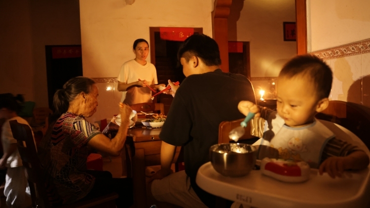 一线纪录 | 防御“麦德姆”台风夜的烛光餐