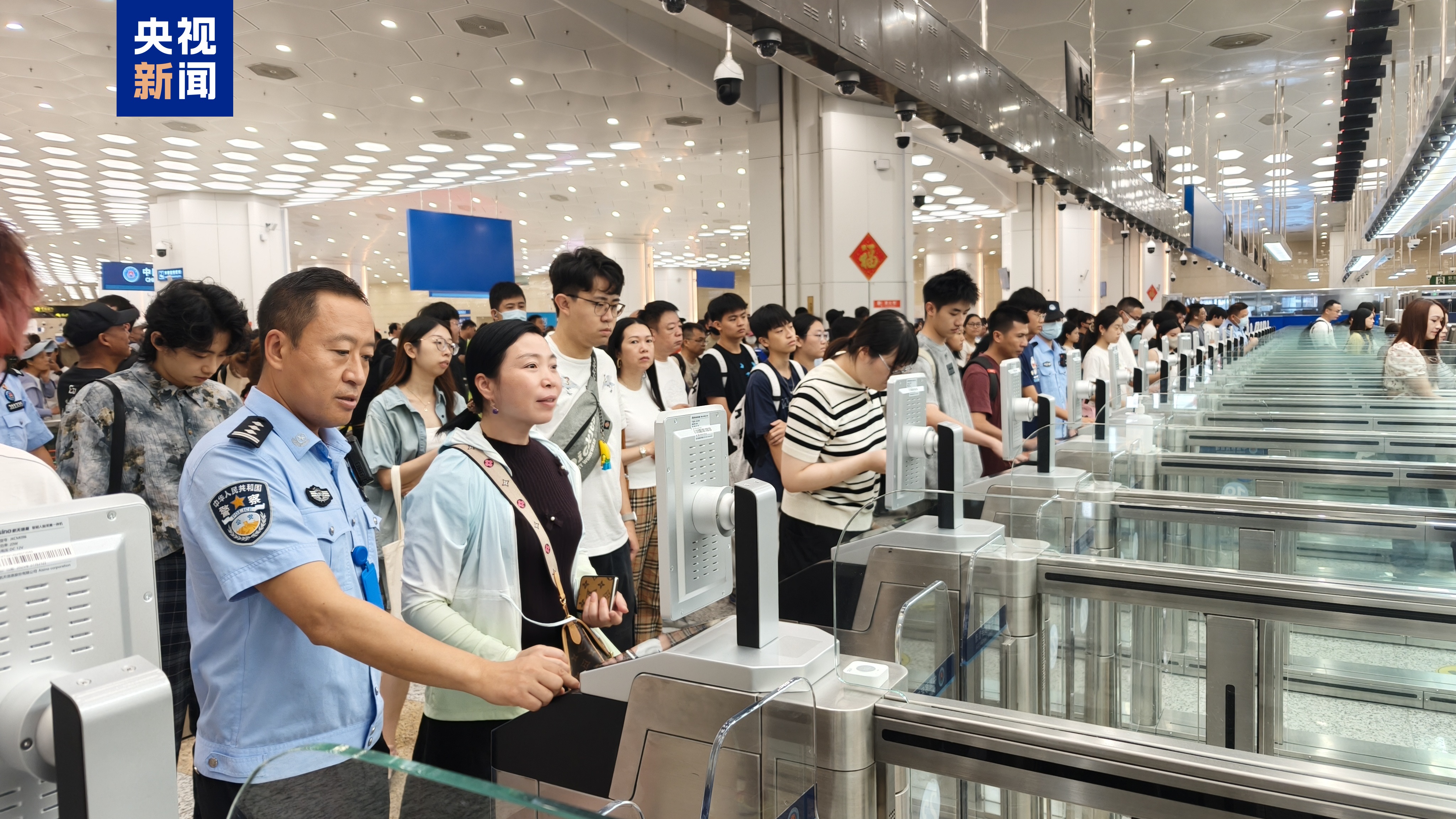 跨境游受青睐 假期前4天横琴口岸出入境客流超45万人次