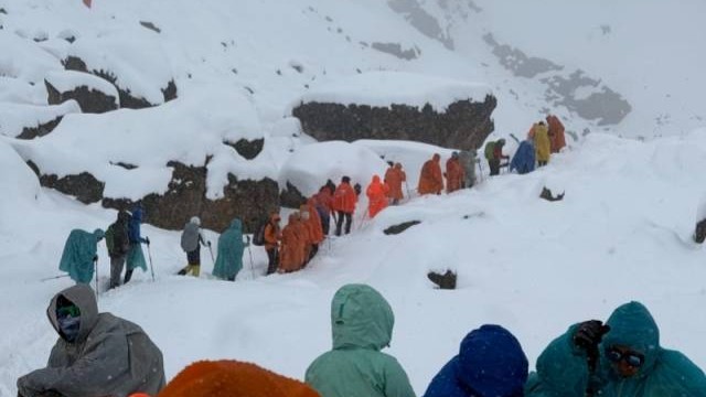 珠峰东坡突降暴雪致游客被困 官方回应：正在开展接应服务工作