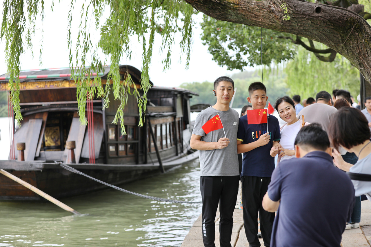 10月1日，市民在浙江省嘉興市南湖景區(qū)參加游園活動。新華社發(fā) 金鵬 攝