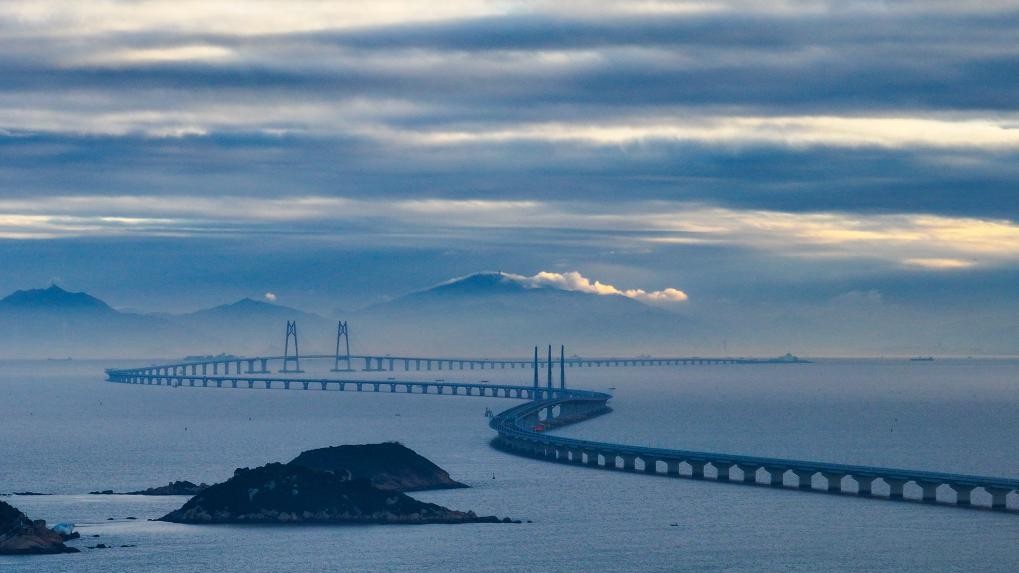 Hong Kong-Zhuhai-Macao Bridge sees record high daily vehicle passage