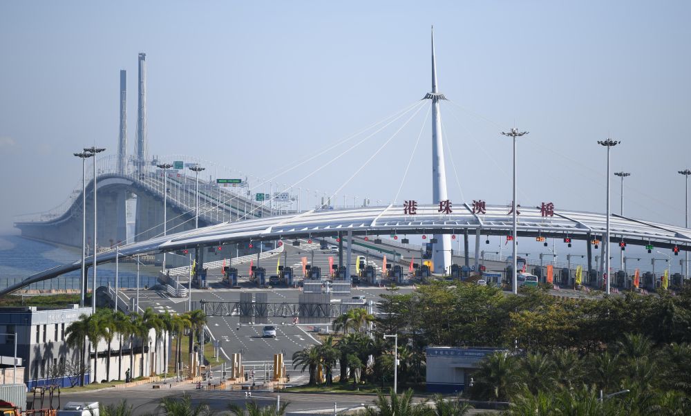 这是2023年12月15日拍摄的港珠澳大桥。新华社记者邓华 摄