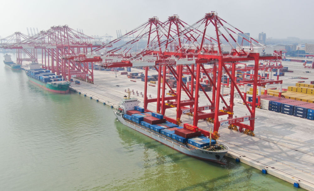 这是2022年7月28日拍摄的广州港南沙港区四期全自动化码头（无人机照片）。新华社记者邓华 摄