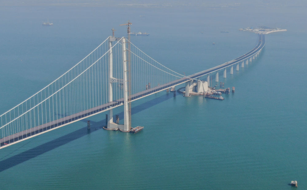 这是2023年11月28日拍摄的深中通道伶仃洋大桥东塔及西人工岛（无人机照片）。新华社记者邓华 摄