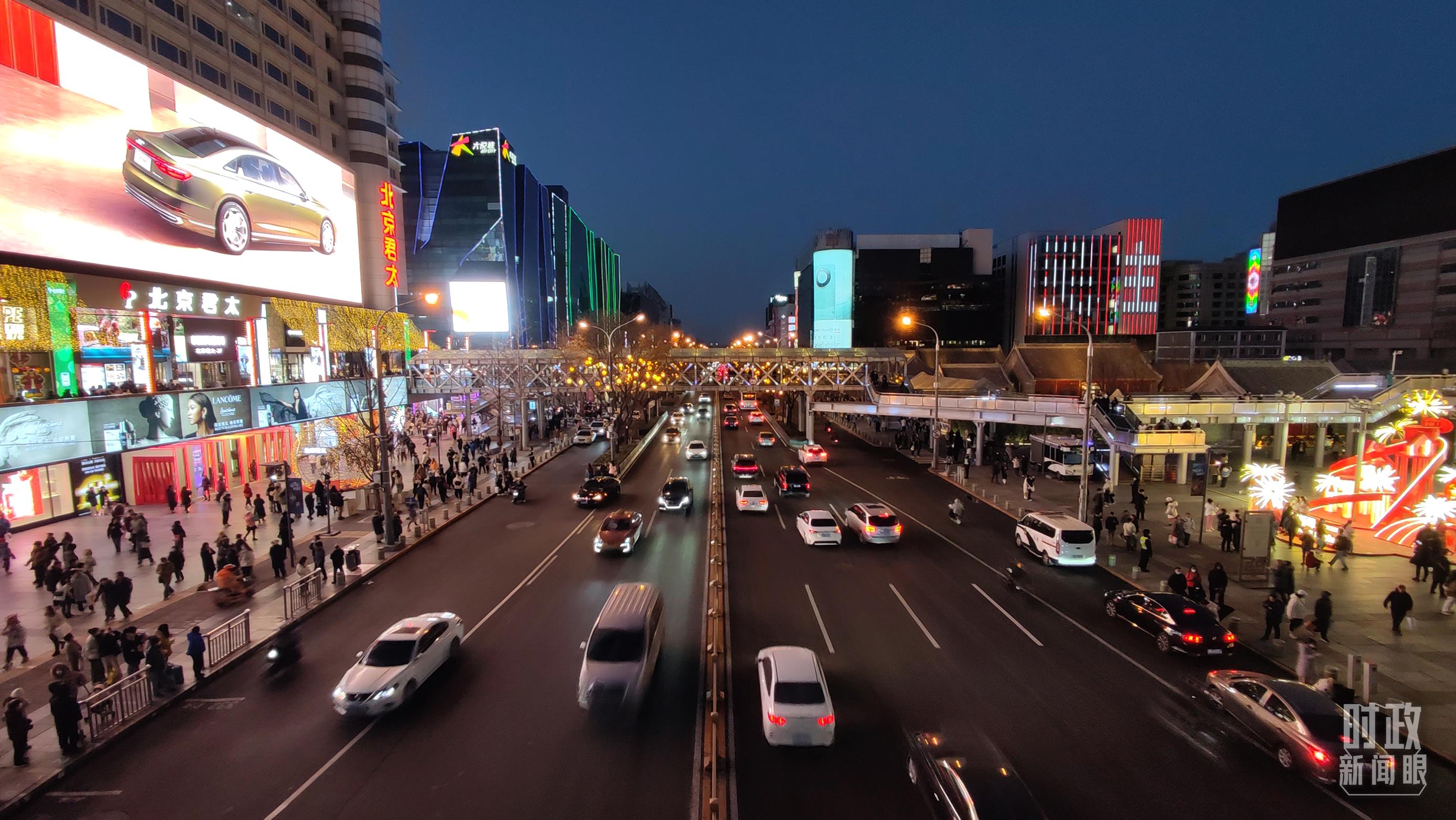 2023年12月31日，北京西单商业街区。（总台央视记者薛冠南拍摄）