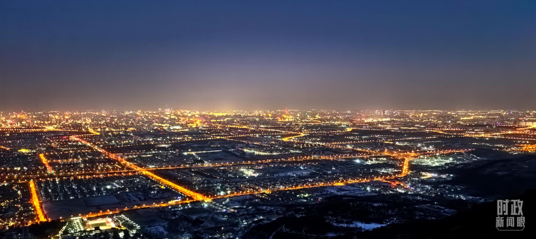 2023年12月31日，在北京西山俯瞰北京城。（总台央视记者王子杭拍摄）