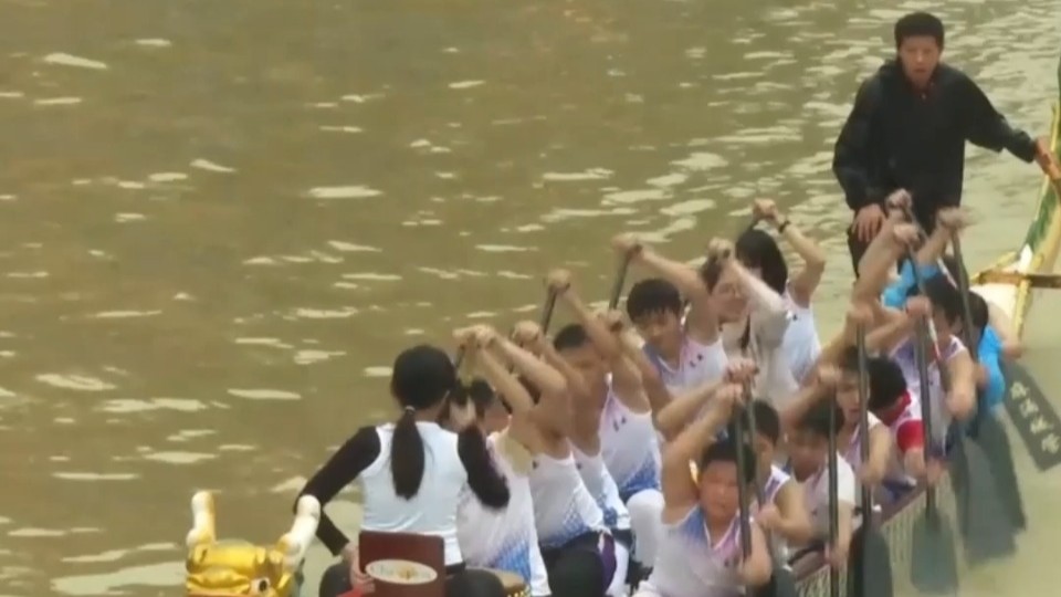 Dongguan elementary school students lead the charge in dragon boat race