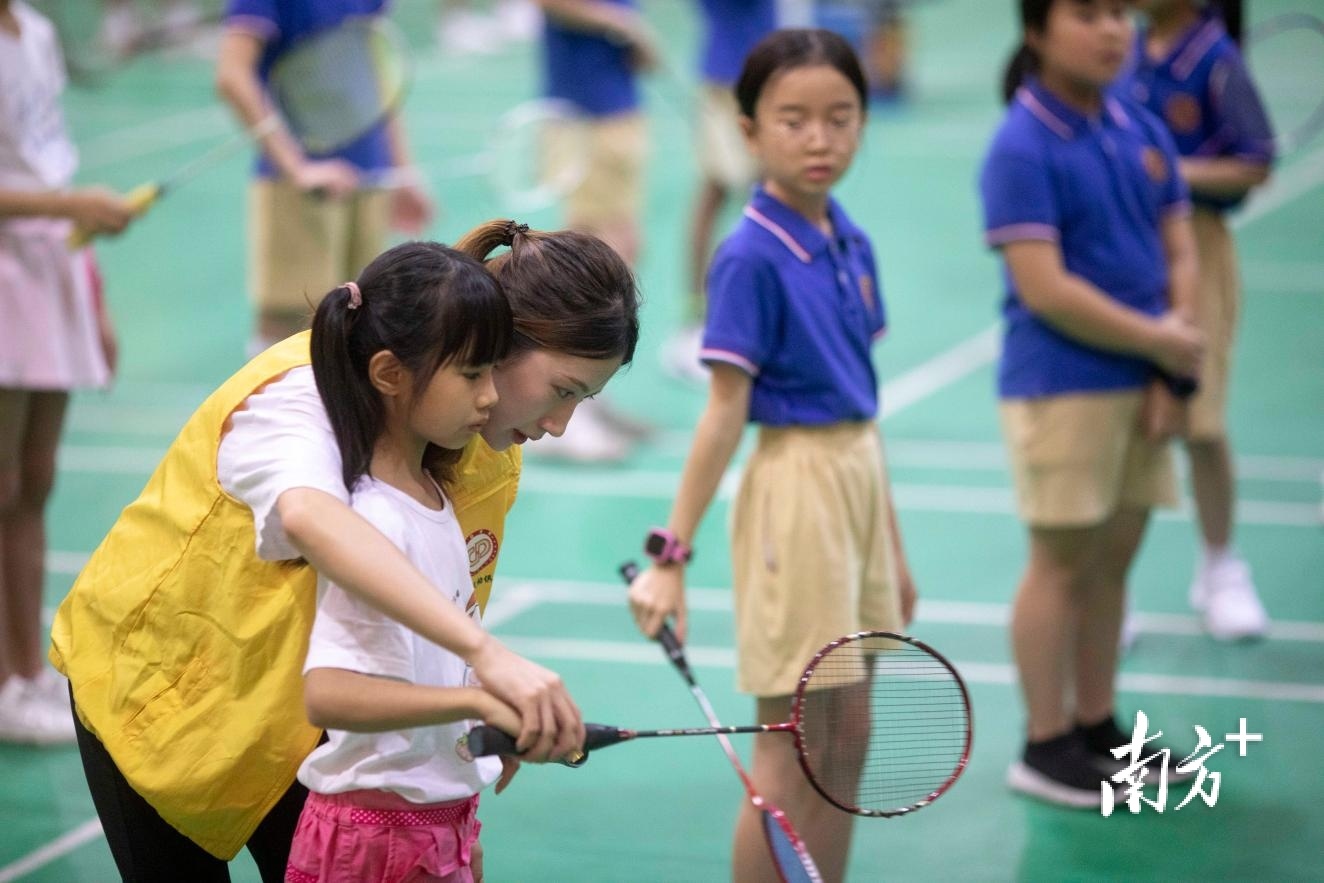 广州市越秀区小北路小学授课点的孩子们在上羽毛球课。