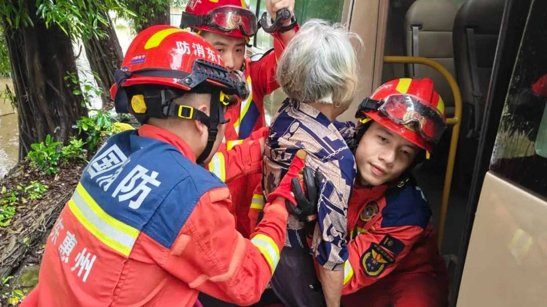 南方日报评论员：风雨无情人有情 关键时刻显担当