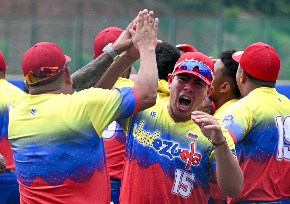 8月6日，委內(nèi)瑞拉隊球員慶祝比賽獲勝。新華社記者 馮開華 攝