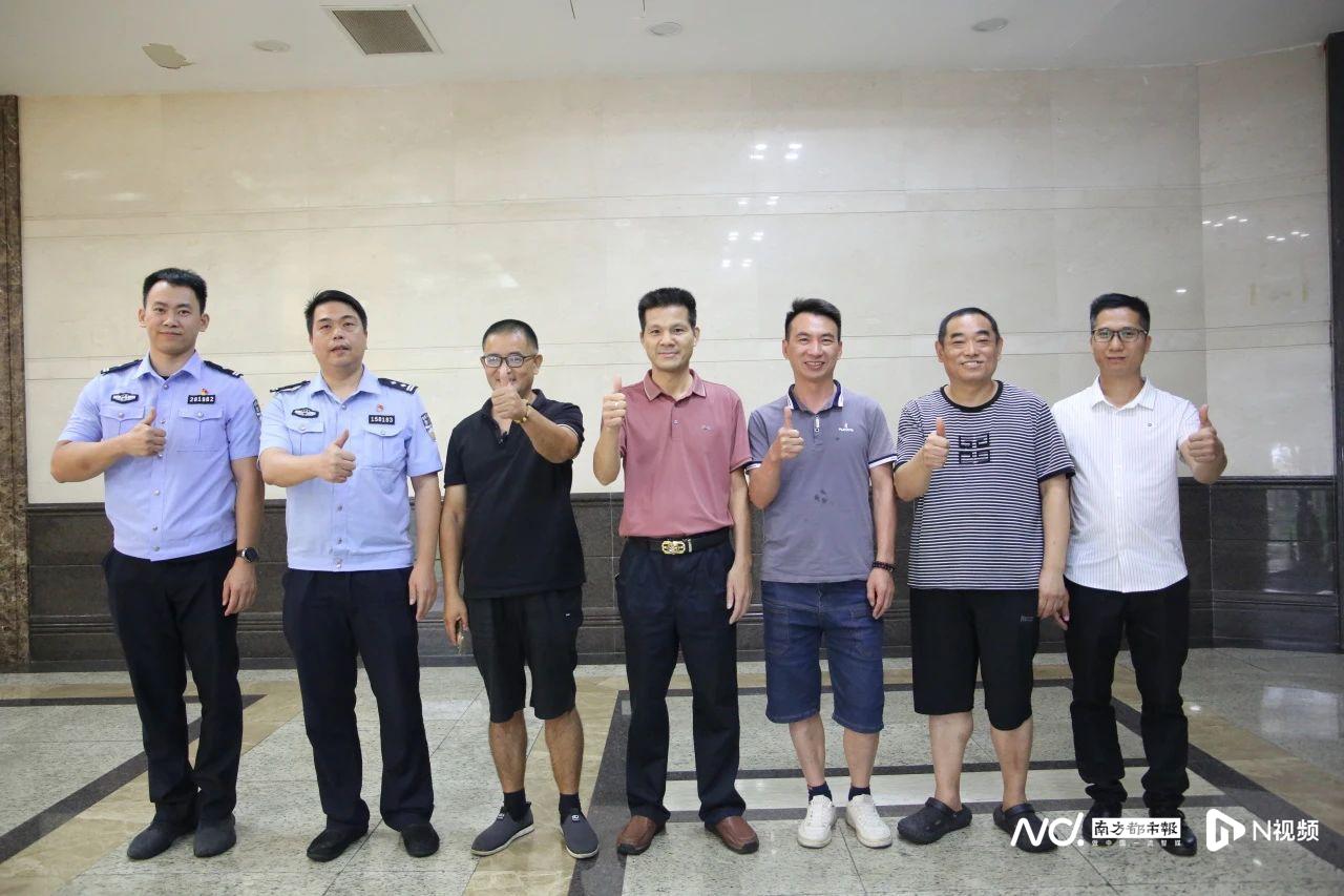 获救的李先生（左三）与参与施救的部分人员合影。