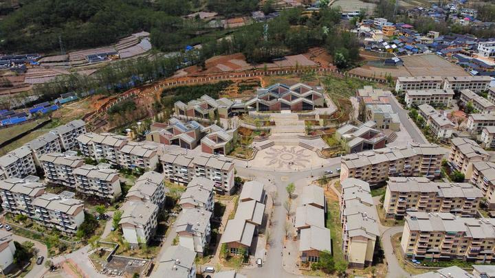这是2025年4月19日拍摄的四川省凉山州昭觉县沐恩邸社区（无人机照片）。为了帮助居民解决收入问题，近年来昭觉县为易地扶贫搬迁安置点提供了12000多个公益性岗位，同时不间断组织各类技能培训课程提升群众就业水平。