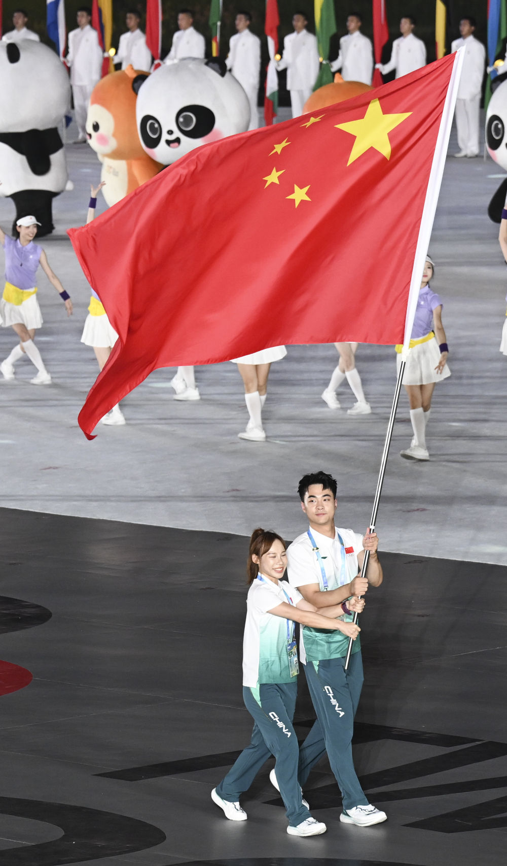 全場歡呼！中國代表團亮相世運會開幕式