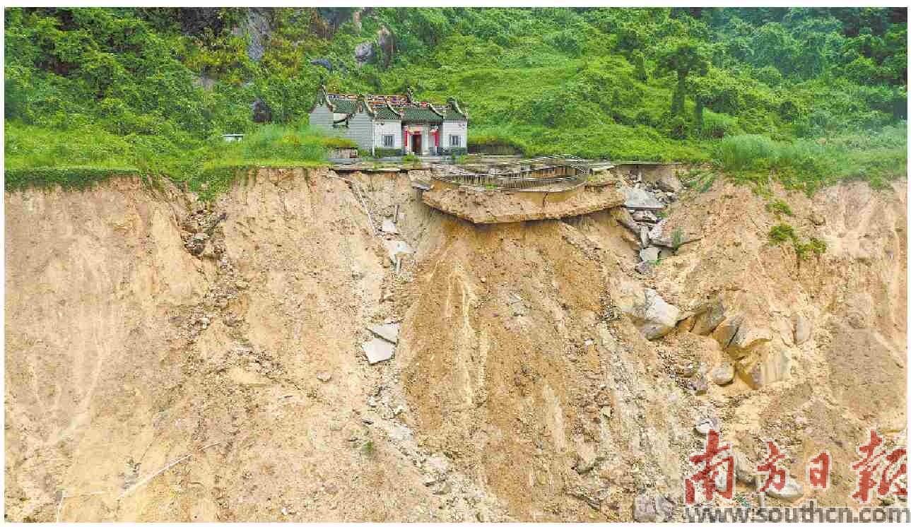 半山腰祠堂前地面已被冲坏。南方日报记者 梁维春 摄