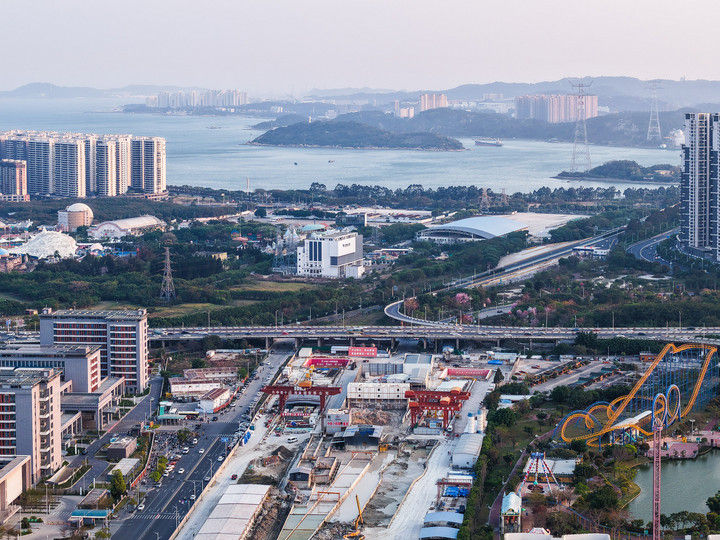 2025年3月25日拍摄的位于汕头湾北端的汕汕高铁汕头湾海底隧道施工现场。3月26日，这条设计时速350公里的高铁隧道成功贯通。汕汕高铁全线建成通车后，将与周边路网共同构成国家东南沿海高铁通道，连通广东、福建、浙江三省15城市，打通粤港澳大湾区经粤东、海西经济区直达长三角的通道，助力国家东部沿海地区高质量发展。