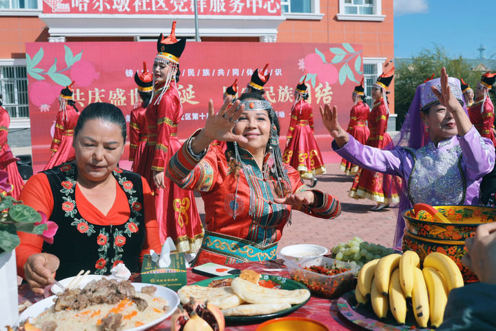 这是2024年9月27日在新疆塔城市哈尔墩社区拍摄的“邻里节百家宴”活动现场。新华社记者 任沁沁 摄