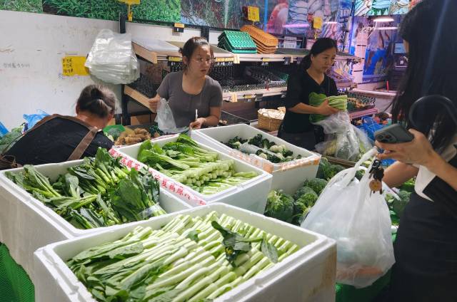 23日晚7点,广州市天河区东方三路,一家社区农贸商店,市民们正在选购新到货的大批蔬菜。 23日晚7点,广州市天河区东方三路,一家社区农贸商店,市民们正在选购新到货的大批蔬菜。