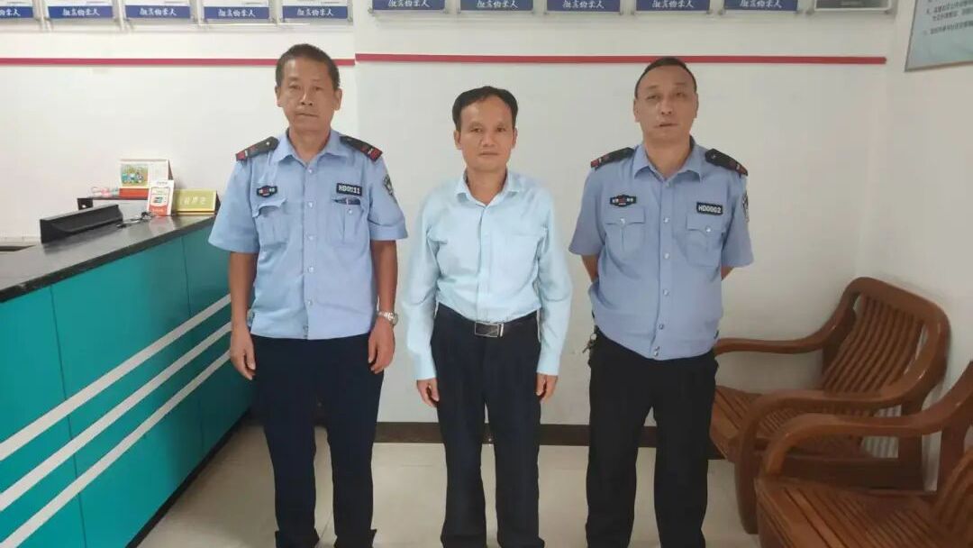 幼童卡在九楼阳台防盗网！“被子哥”“爬窗哥”紧急出手 | 粤义粤勇