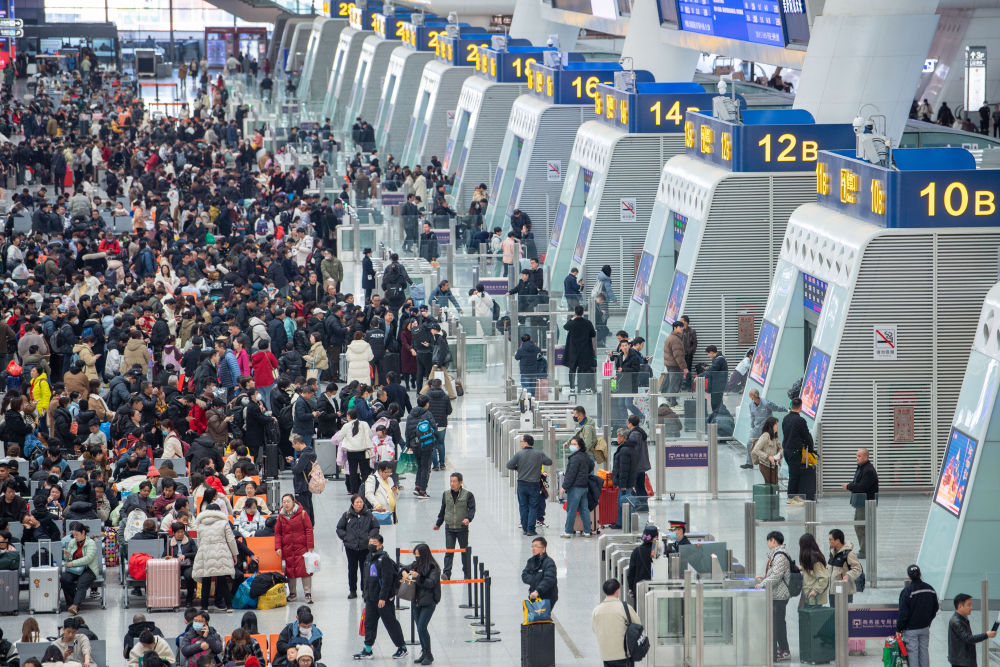 2024年2月17日，旅客在杭州东站候车大厅等待乘坐列车。新华社记者 江汉 摄