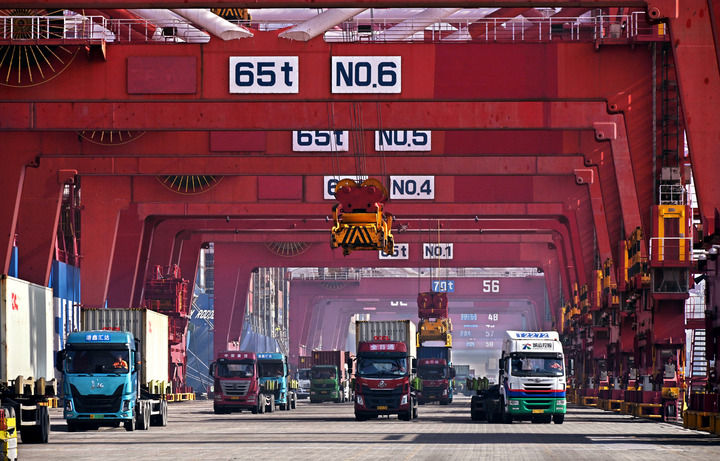 2024年2月11日，卡车在青岛港集装箱码头装运集装箱。新华社记者 李紫恒 摄