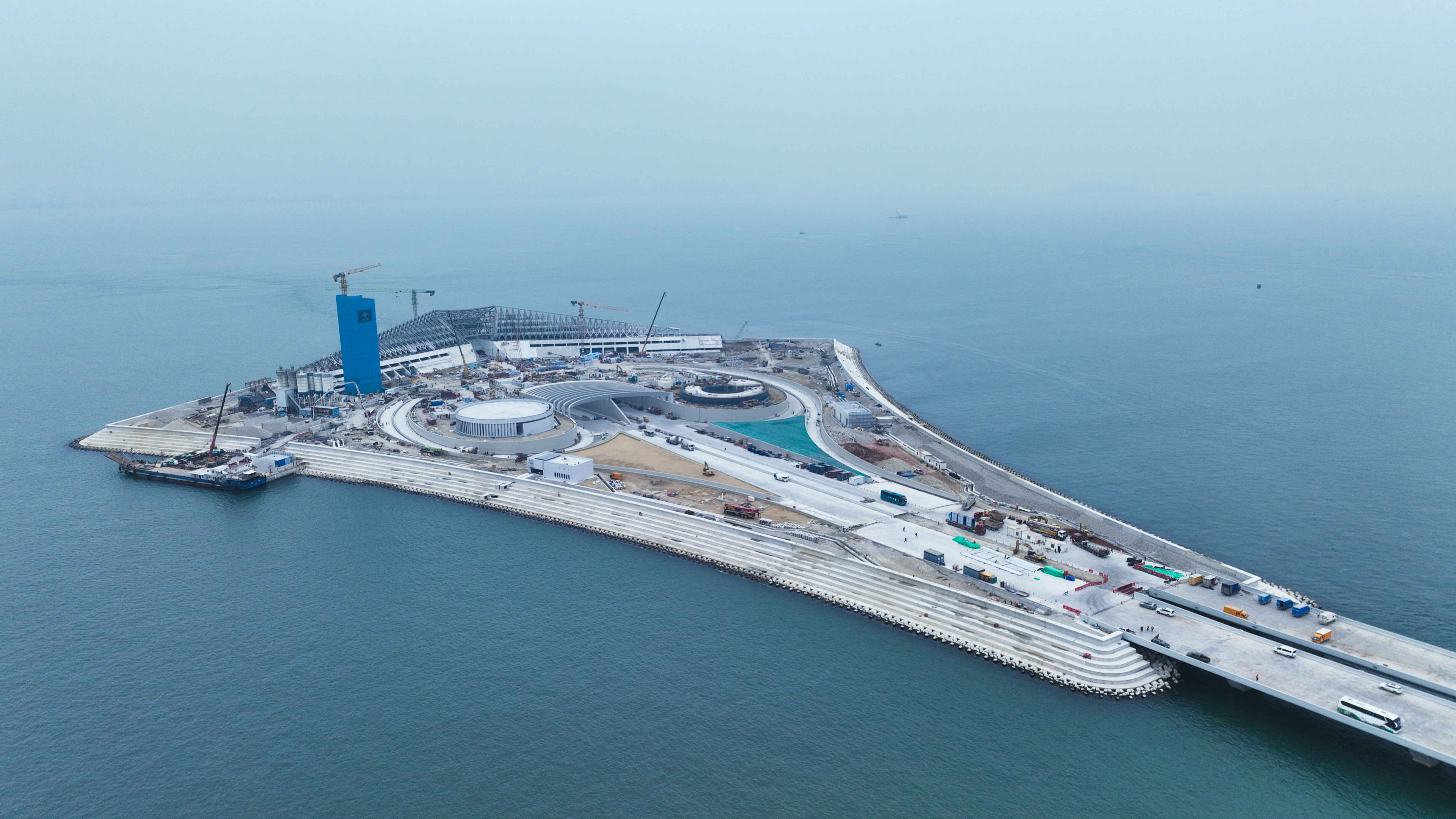 Shenzhen-Zhongshan Link starts concrete asphalt pavement of the undersea tunnel