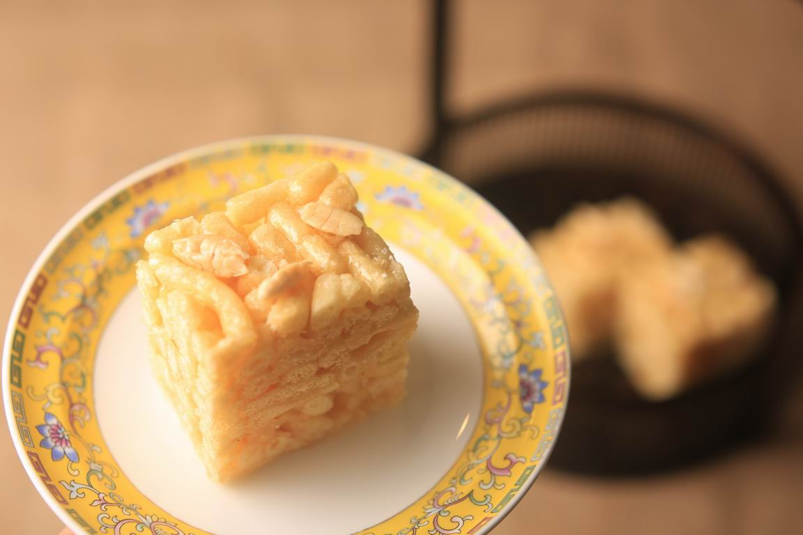 广州酒家松软化口的萨其马，是茶客们最爱的甜点之一。