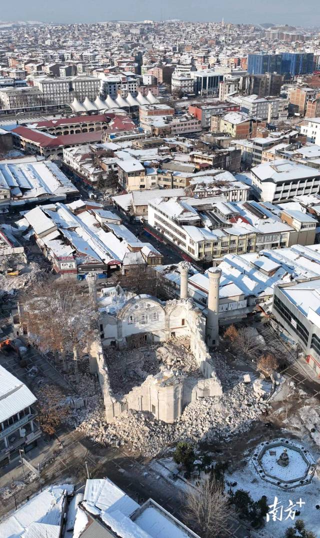  地震后马拉蒂亚市耶尼清真寺受损  南方日报 南方+吴明  摄