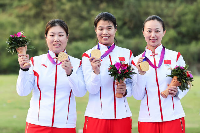 10月1日，中国选手李清念（右）、武翠翠（左）、张鑫秋在颁奖仪式上。新华社发