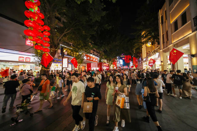 夜晚的北京路，游人如织。