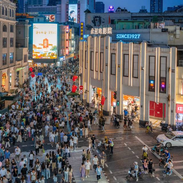 在北京路南段的路口，透过聚集的人群，看见老城市的新活力。