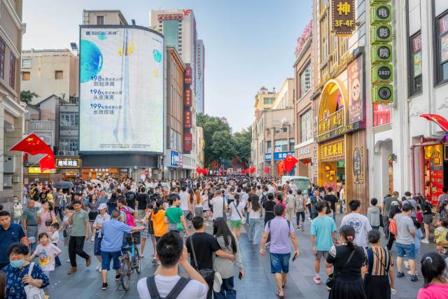 国庆期间的北京路，人头攒动。