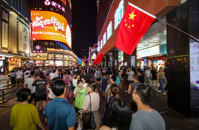 五星红旗在街头飘扬。