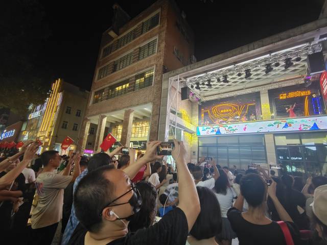 北京路上，广州青年文化宫的橱窗剧场成为开放的舞台。