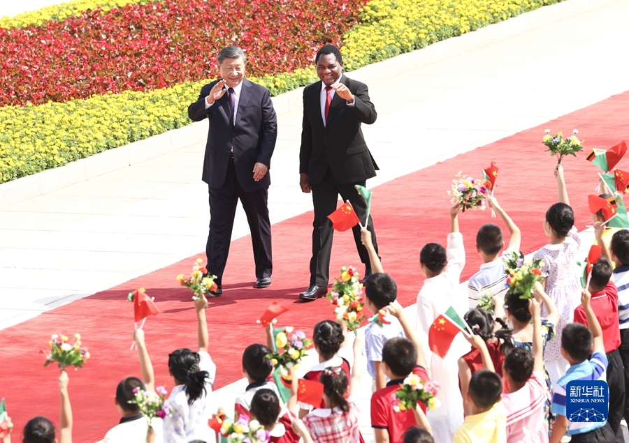 9月15日上午，国家主席习近平在北京人民大会堂同来华进行国事访问的赞比亚总统希奇莱马举行会谈。这是会谈前，习近平在人民大会堂东门外广场为希奇莱马举行欢迎仪式。新华社记者 庞兴雷 摄