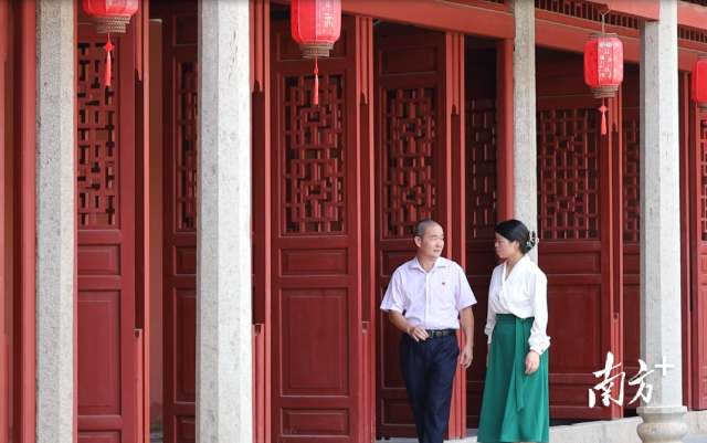 杨强文在介绍信宜学宫。杨建雄 摄