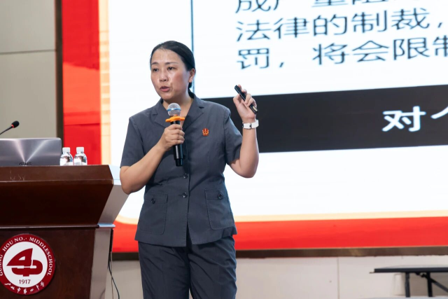 陈海仪为学生上“思政第一课”。