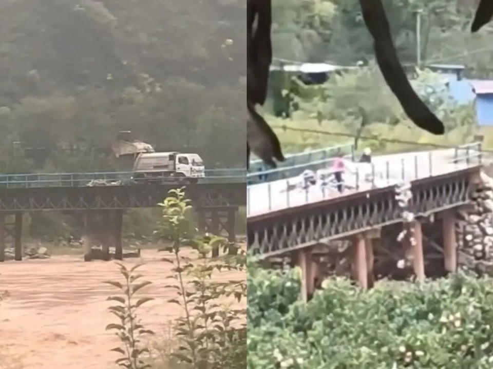 甘肃天水，一辆垃圾车将垃圾倒入渭河。官方通