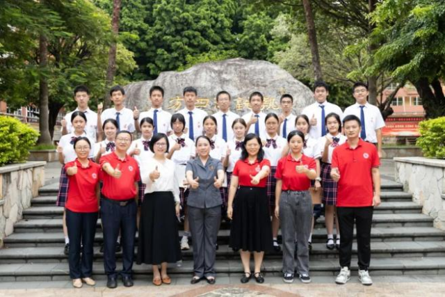 陈海仪与广州四中师生合影。