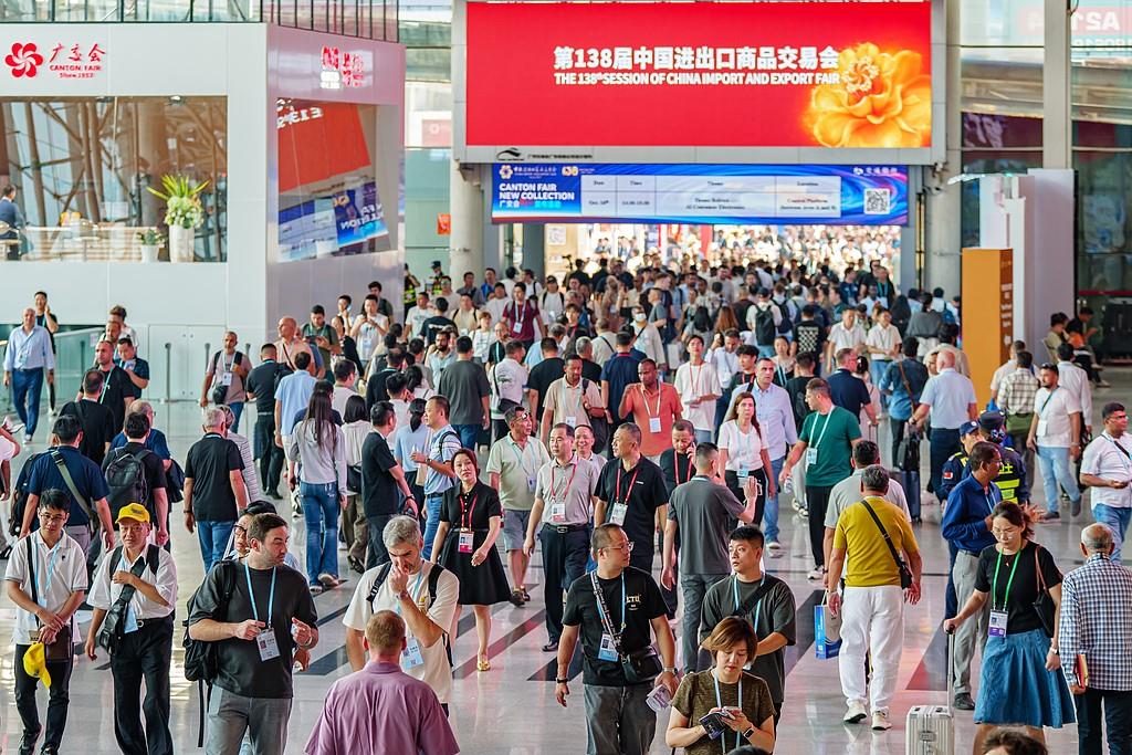 广交会采购商“挤”在服务机器人专区，为何而