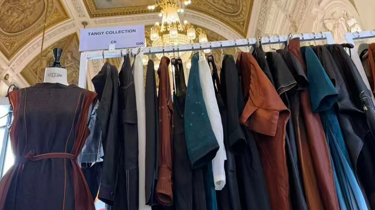 Foshan's "soft gold" silk weaves its way onto global runways​​