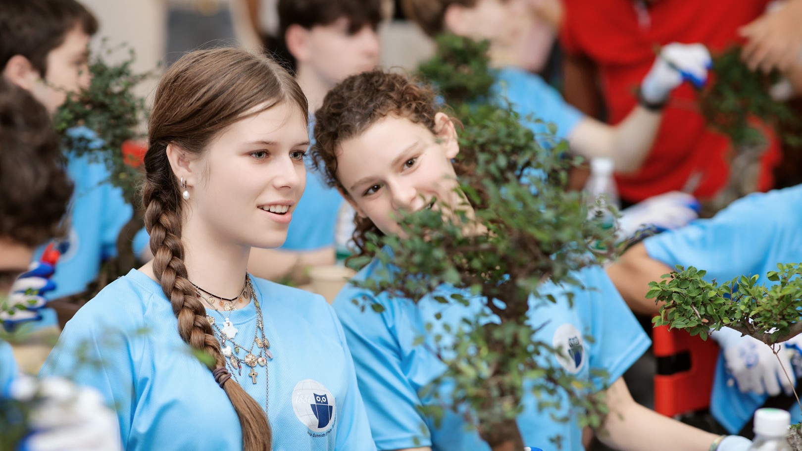 German students experience Lingnan Bonsai, a living intangible heritage, in Guangzhou