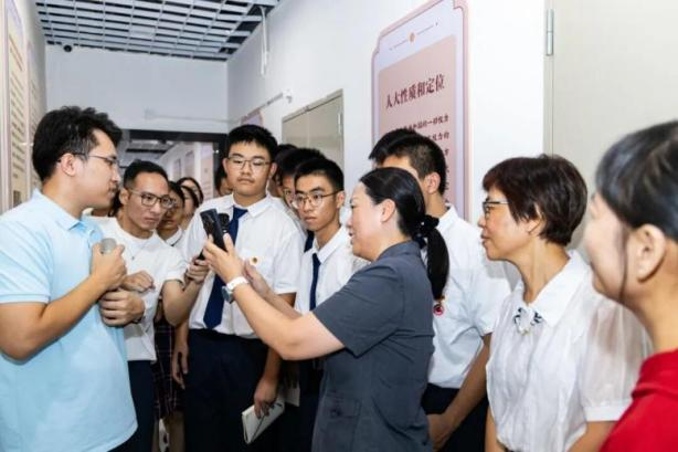 广州市第四中学学生走进全国首个代表联络站。