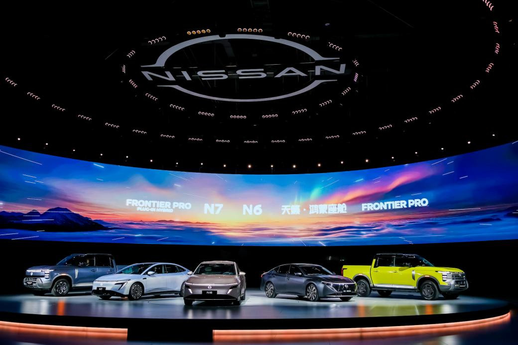车型亮相，从左至右：Frontier Pro PHEV、N7、N6、天籁·鸿蒙座舱、Frontier Pro