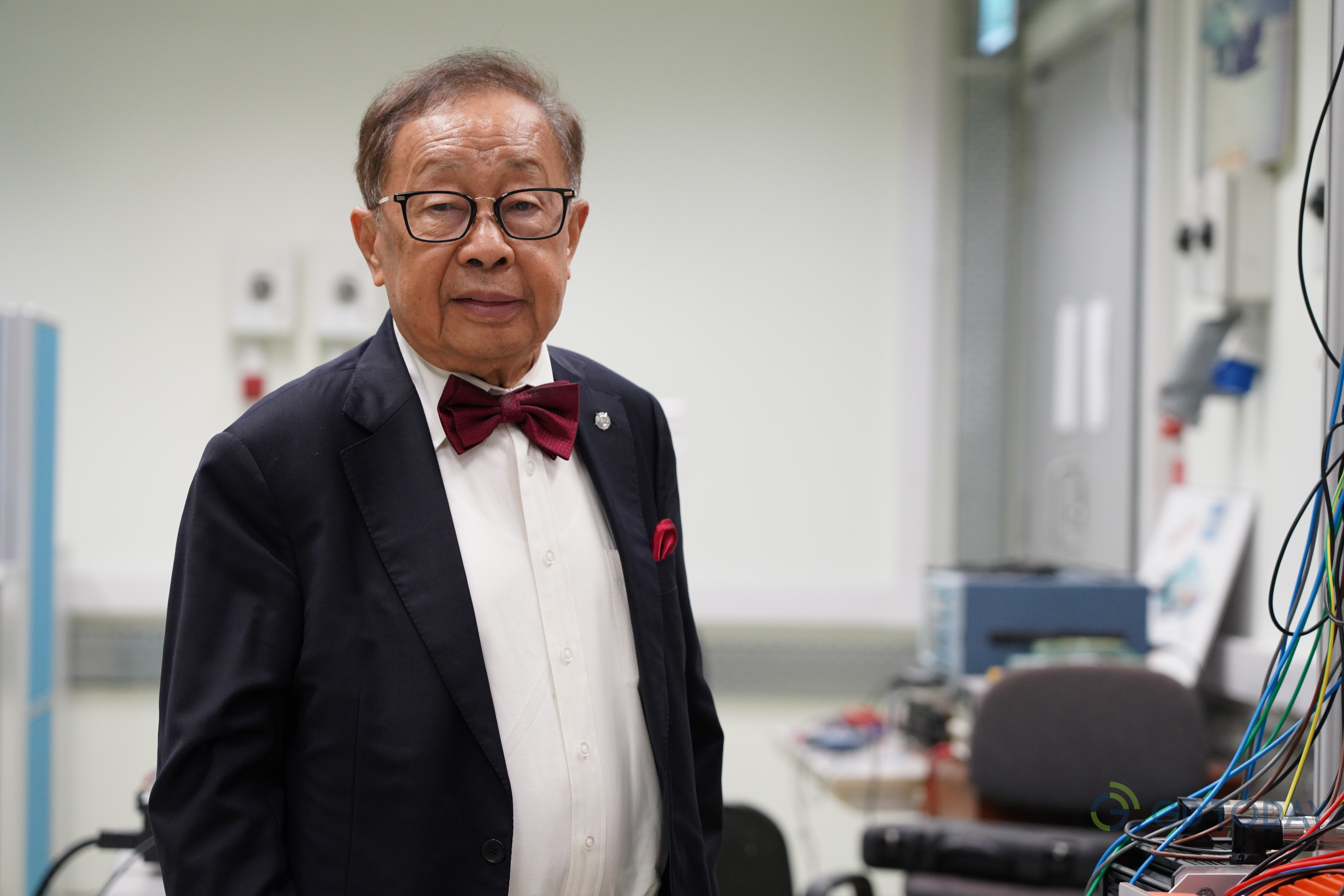 陈清泉教授在实验室。