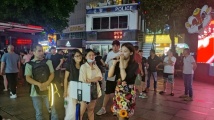 深圳东门的“直播神话”：有人在这里日入数万