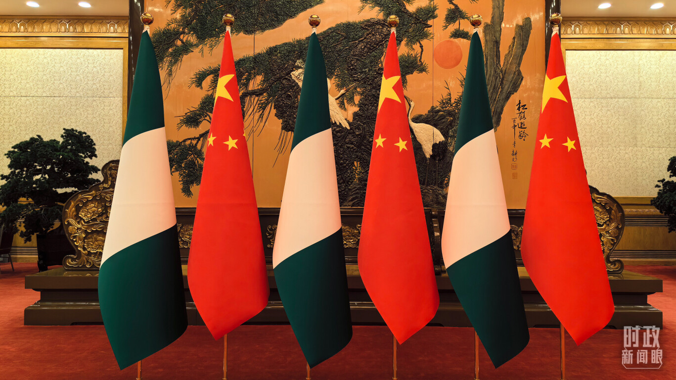会见现场的中国、尼日利亚国旗。（总台央视记者陆泓宇拍摄）
