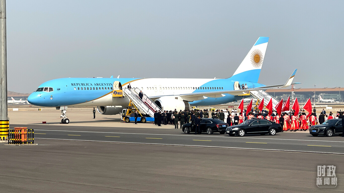 10月17日中午，阿根廷总统费尔南德斯乘飞机抵达北京。（总台央视记者周锟拍摄）